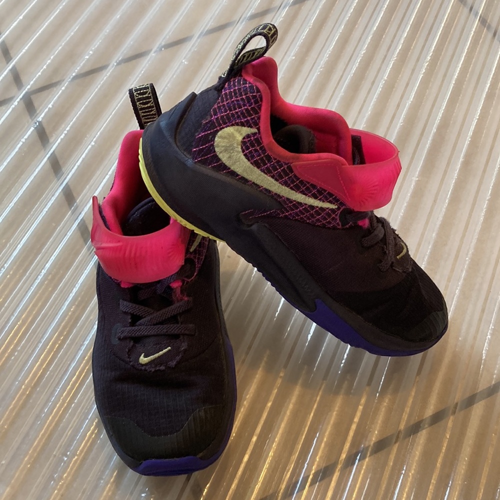Nike - Picture 3 of 4